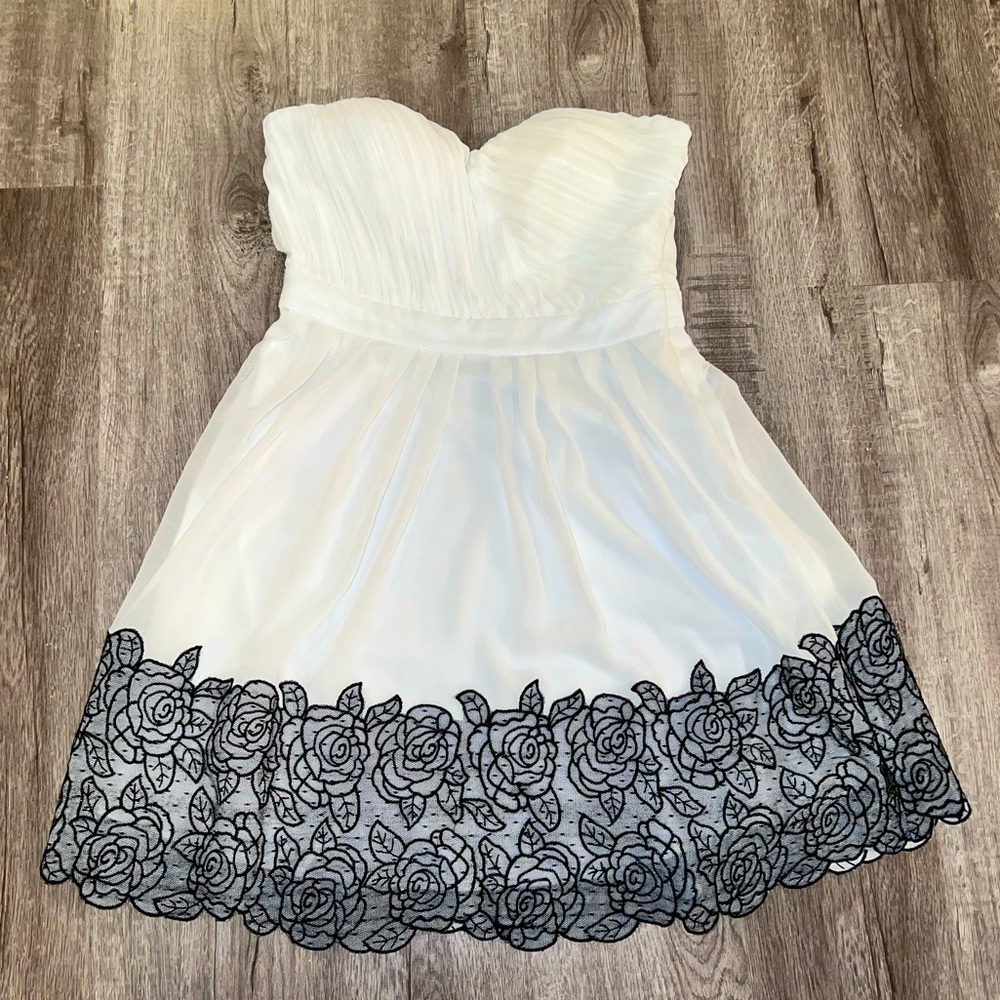 Minuet Black & White Coming Up Roses Embroidered Strapless Party Dress